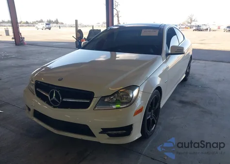 2012 Mercedes-Benz C 250 z USA, uszkodzony, nr VIN WDDGJ4HB4CF775711